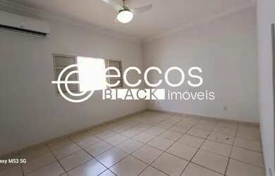 Imagem: A casa possui 3 Dormitórios, 2 Banheiros, 4 Vagas na garagem