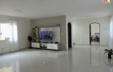 Imagem: A casa possui 3 Dormitórios, 2 Banheiros, 4 Vagas na garagem