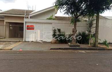 Imagem: A casa possui 3 Dormitórios, 1 Banheiro, 1 Vaga na garagem