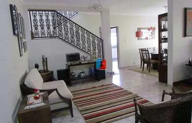 Imagem: A casa possui 3 Dormitórios, 3 Banheiros, 3 Vagas na garagem