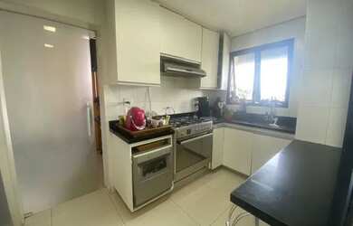 Imagem: O apartamento possui 4 Dormitórios, 3 Banheiros, 3 Vagas na