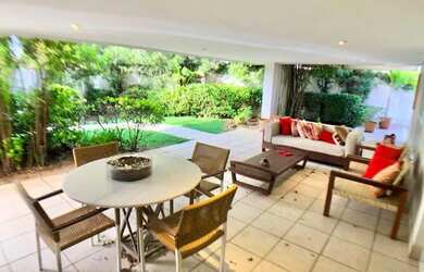 Imagem: A casa em condomínio possui 4 Dormitórios, 5 Banheiros, 2