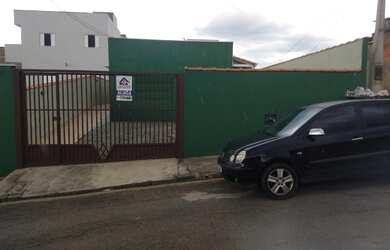 Imagem: A casa e possui 2 Dormitórios, Suítes, 1 Banheiro, 1 Vaga