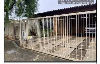 Imagem: A casa possui 3 Dormitórios, 1 Banheiro, 2 Vagas na garagem