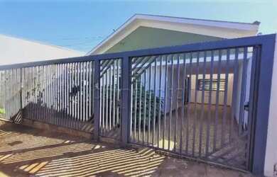 Imagem: A casa possui 3 Dormitórios, 2 Banheiros, 2 Vagas na garagem