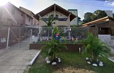 Imagem: A casa possui 3 Dormitórios, 2 Banheiros, 5 Vagas na garagem