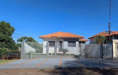 Imagem: A casa possui 5 Dormitórios, 4 Banheiros, 4 Vagas na garagem