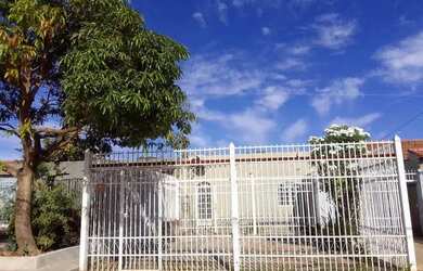 Imagem: A casa possui 2 Dormitórios, 1 Banheiro, 2 Vagas na garagem