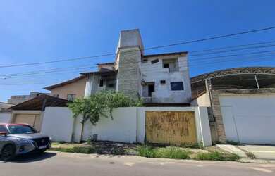 Imagem: A casa possui 4 Dormitórios, 4 Banheiros, 4 Vagas na garagem