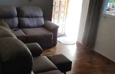 Imagem: A casa possui 2 Dormitórios, 1 Banheiro, 2 Vagas na garagem