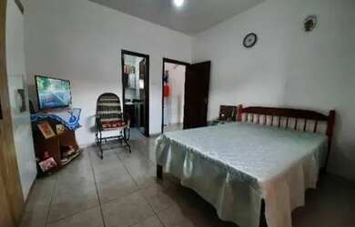 Imagem: A casa possui 3 Dormitórios, 2 Banheiros, 1 Vaga na garagem