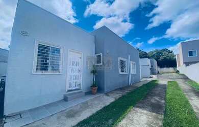 Imagem: A casa possui 2 Dormitórios, 1 Banheiro, 3 Vagas na garagem