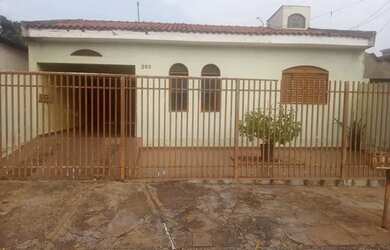 Imagem: A casa possui 2 Dormitórios, 1 Banheiro, 2 Vagas na garagem