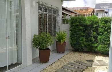 Imagem: A casa possui 3 Dormitórios, 2 Banheiros, 1 Vaga na garagem