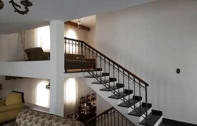 Imagem: A casa possui 5 Dormitórios, 2 Banheiros, 2 Vagas na garagem