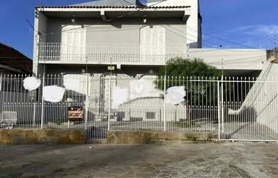 Imagem: A casa possui 2 Dormitórios, 2 Banheiros, 1 Vaga na garagem