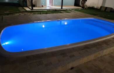 Imagem: A casa possui 2 Dormitórios, Acomodam 9 pessoas, 3 Vagas na