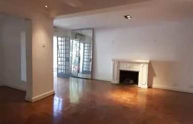 Imagem: A casa possui 3 Dormitórios, 4 Banheiros, 3 Vagas na garagem