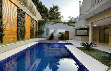 Imagem: A casa possui 4 Dormitórios, 5 Banheiros, 4 Vagas na garagem