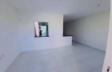 Imagem: A casa possui 2 Dormitórios, 2 Banheiros e 2 Vagas na garagem