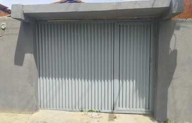 Imagem: A casa possui 2 Dormitórios, 1 Banheiro, 2 Vagas na garagem