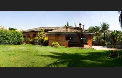 Imagem: A casa possui 5 Dormitórios, 5 Banheiros, 4 Vagas na garagem