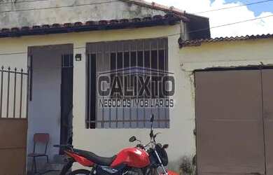 Imagem: A casa possui 3 Dormitórios, 1 Banheiro, 1 Vaga na garagem