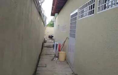 Imagem: A casa possui 2 Dormitórios, 2 Banheiros, 2 Vagas na garagem