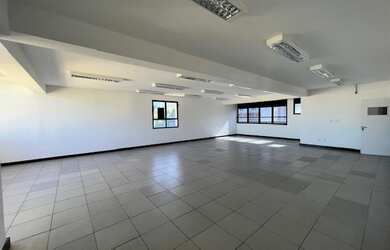 Imagem: O depósito possui 5 Vagas na garagem, 320m² de Área e está