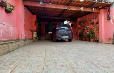 Imagem: A casa possui 3 Dormitórios, 2 Banheiros, 2 Vagas na garagem