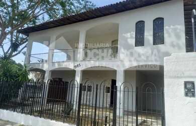 Imagem: A casa possui 5 Dormitórios, 1 Banheiro, 3 Vagas na garagem