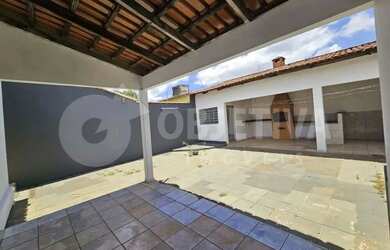 Imagem: A casa possui 4 Dormitórios, 3 Banheiros, 2 Vagas na garagem