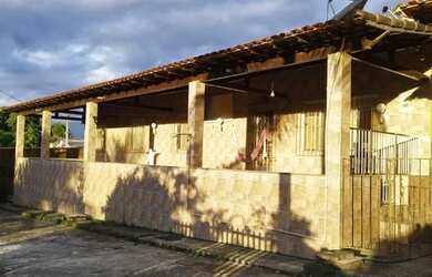 Imagem: A casa possui 5 Dormitórios, 4 Banheiros, 4 Vagas na garagem