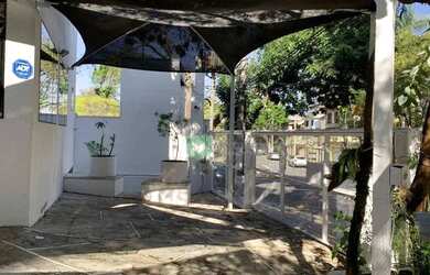 Imagem: O depósito possui 5 Vagas na garagem, 550m² de Área e está