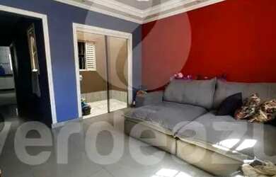 Imagem: A casa possui 2 Dormitórios, 1 Banheiro, 2 Vagas na garagem