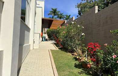 Imagem: A casa em condomínio possui 4 Dormitórios, 4 Banheiros, 5