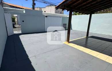 Imagem: A casa possui 3 Dormitórios, 1 Banheiro, 2 Vagas na garagem