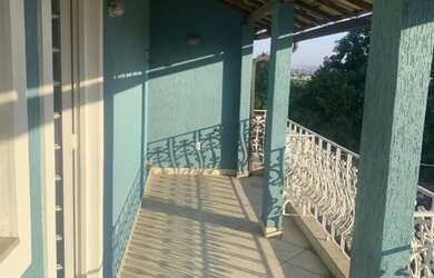 Imagem: A casa possui 3 Dormitórios, 3 Banheiros, 1 Vaga na garagem