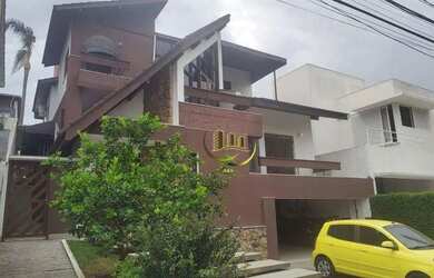 Imagem: A casa em condomínio possui 4 Dormitórios, 5 Banheiros, 4