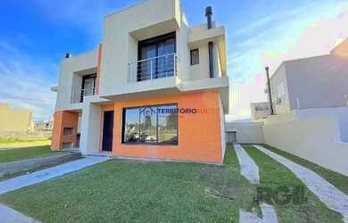 Imagem: A casa possui 3 Dormitórios, 2 Banheiros, 2 Vagas na garagem