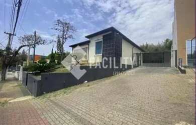 Imagem: A casa possui 3 Dormitórios, 3 Banheiros, 5 Vagas na garagem