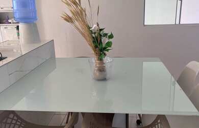 Imagem: A casa possui 3 Dormitórios, Acomodam 10 pessoas e 3 Vagas