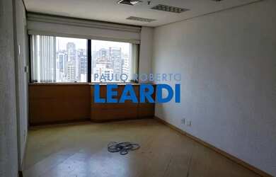 Imagem: O depósito possui 3 Vagas na garagem, 92m² de Área e está