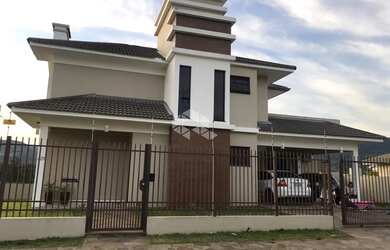 Imagem: A casa possui 3 Dormitórios, 3 Banheiros, 2 Vagas na garagem