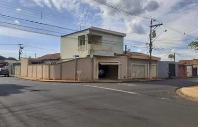 Imagem: A casa à venda possui 3 Dormitórios, 2 Banheiros, 2 Vagas