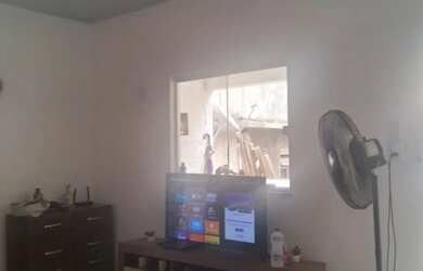 Imagem: A casa possui 3 Dormitórios, 1 Banheiro, 1 Vaga na garagem