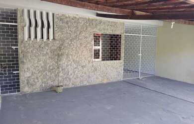 Imagem: A casa possui 4 Dormitórios, 3 Banheiros, 2 Vagas na garagem