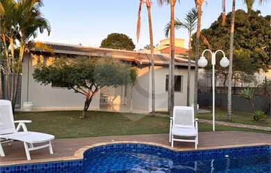 Imagem: A casa em condomínio possui 4 Dormitórios, 4 Banheiros, 5