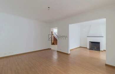 Imagem: A casa possui 4 Dormitórios, 5 Banheiros, 4 Vagas na garagem