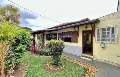 Imagem: A casa possui 3 Dormitórios, 2 Banheiros, 2 Vagas na garagem